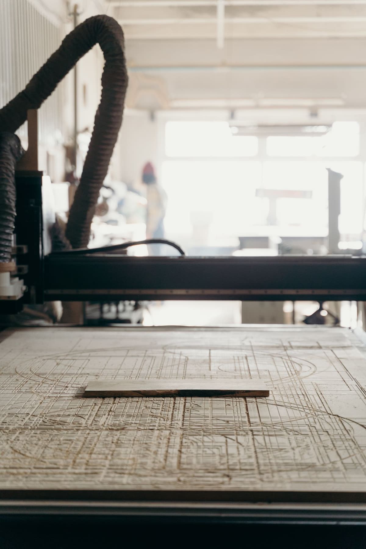 Fresatrice CNC per legno in un'officina di lavorazione