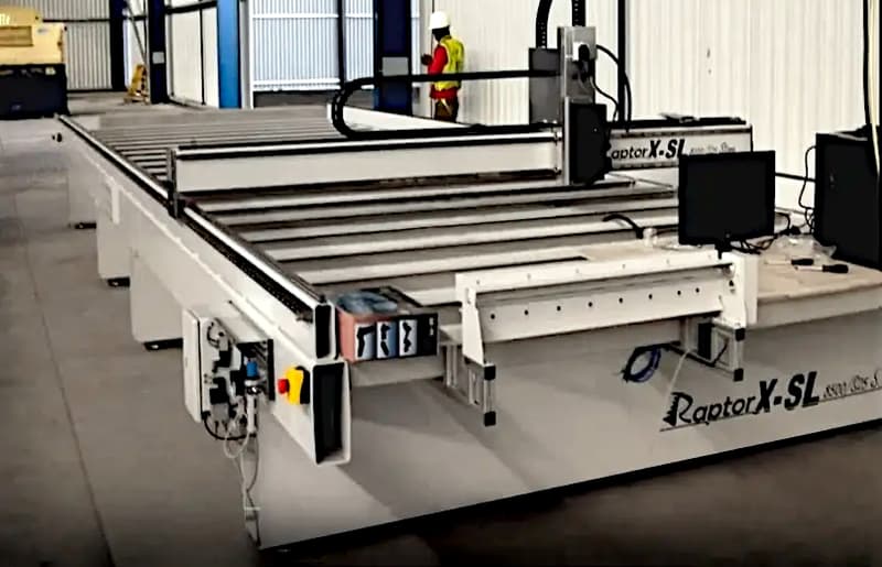 RaptorX-SL è la linea di pantografi universale extra versatile disponibile in molti formati fra cui formati speciali extra large, qui un esempio di grande pantografo lungo oltre 8 metri.