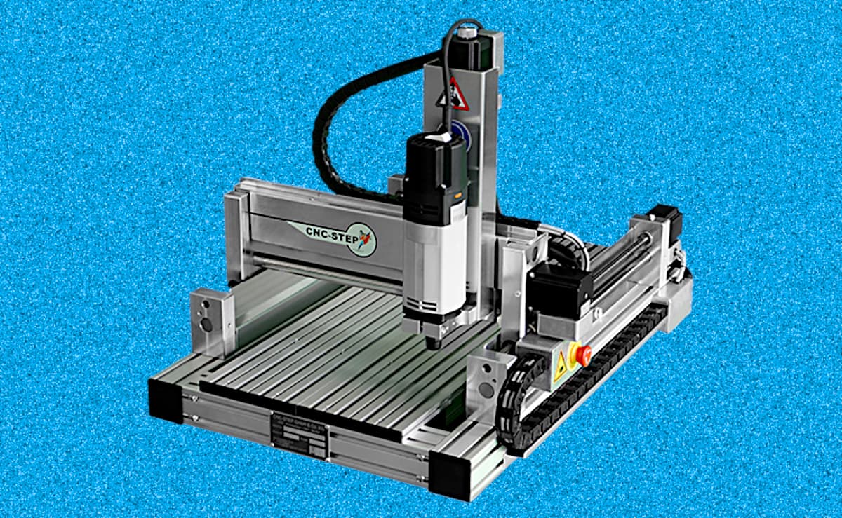 Pantografo industriale professionale leggero CNC-Step High-Z, adatto a lavorazione di ogni materiale fino ai metalli non ferrosi. Universale, economico, versatile, molto accurato e preciso, è ambito anche per hobby ed uso non professionale.