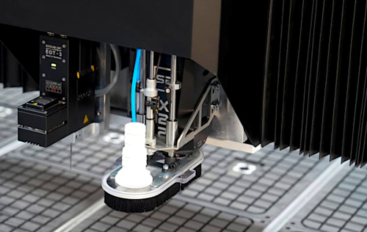 Pantografo CNC attrezza con doppia testa utensile, una fresatrice ed un modulo per il taglio con coltello tangenziale oscillante