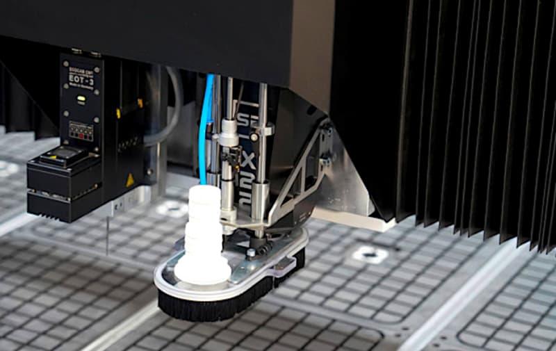 Pantografo CNC attrezza con doppia testa utensile, una fresatrice ed un modulo per il taglio con coltello tangenziale oscillante