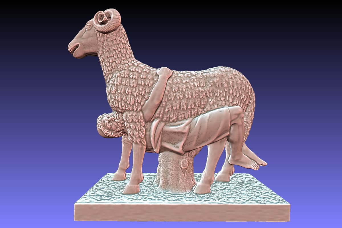 Mesh 3D di una scultura raffigurante un ariete, vista laterale, con il drappo e le gambe della figura umana nascosta sotto il ventre dell'animale
