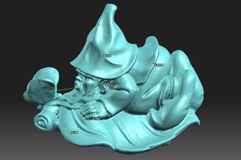 Mesh 3D di una scultura in legno raffigurante uno gnomo in stile fantasy