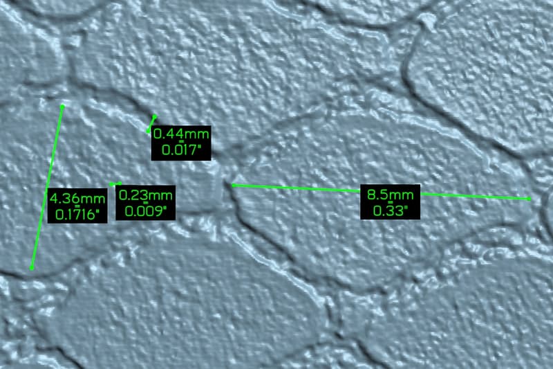 La stessa texture con misurazioni dirette sulla mesh, utili per il controllo qualità della goffratura