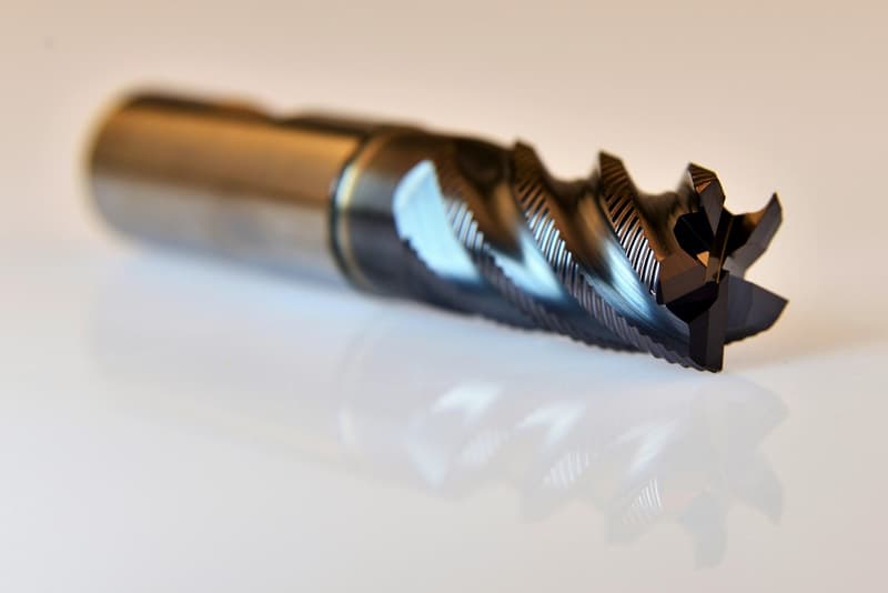 Fresa CNC in metallo duro con rivestimento dorato, dettaglio della testa di taglio